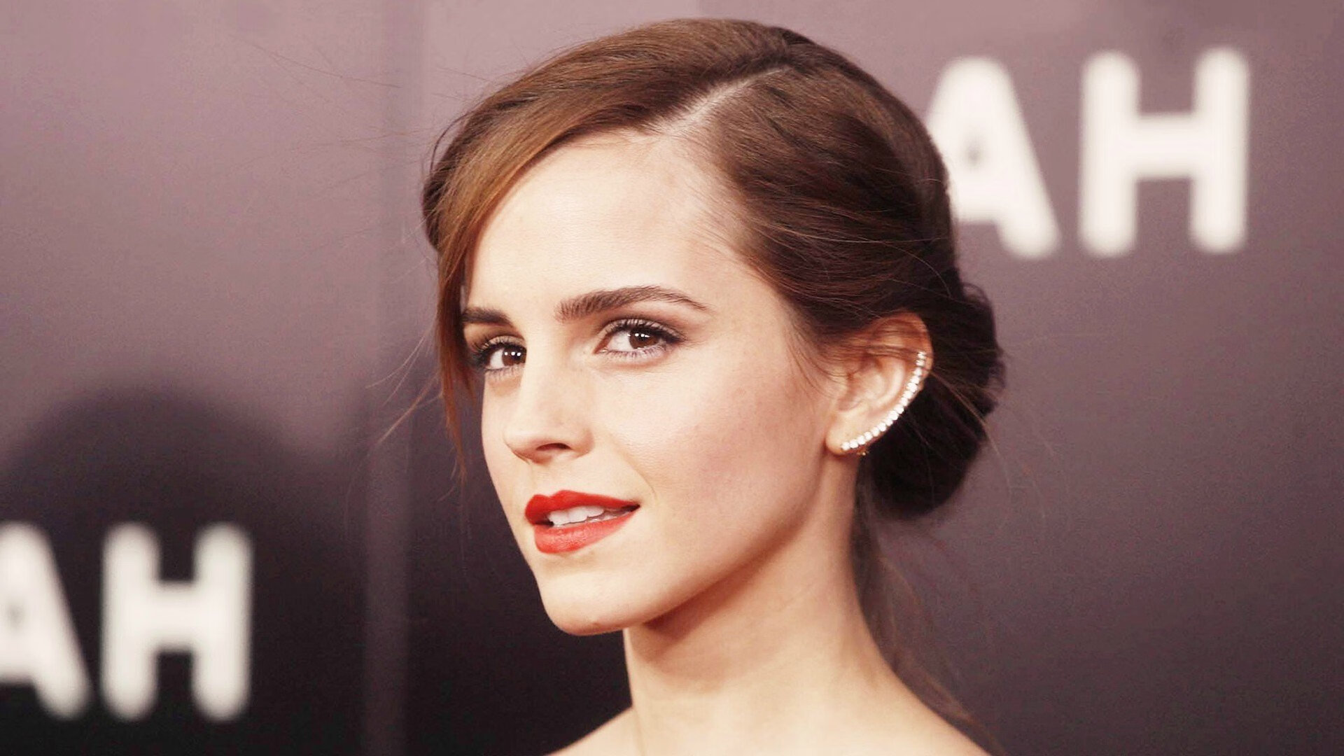 足球比赛中哪位球员表现最出色,值得称赞?,足球比赛球星