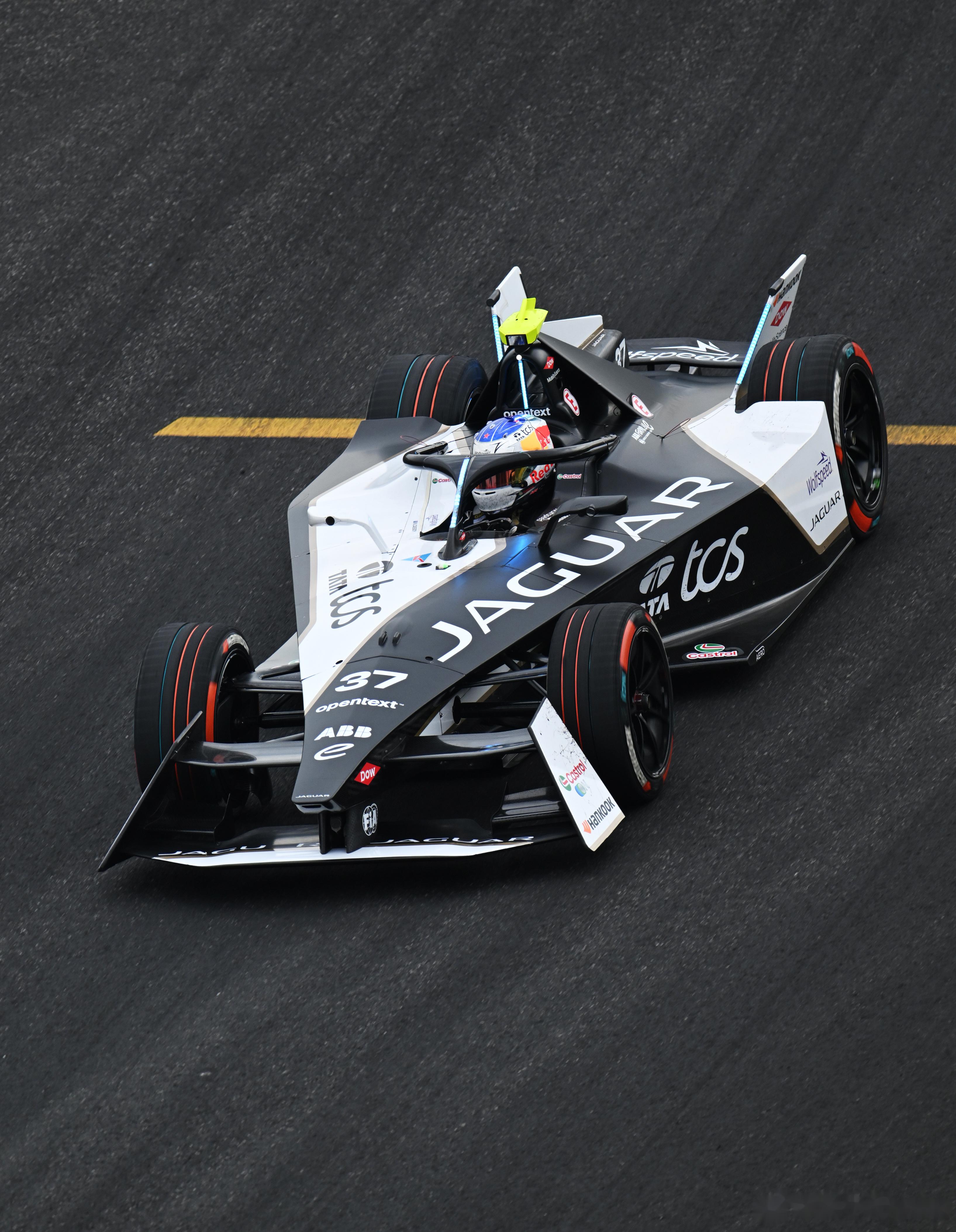 赛车运动：速度与技巧的完美结合。